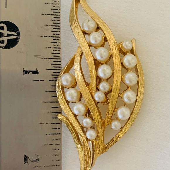 Ladies Brooch Gold with Pearl Stones - Picture 6 of 8